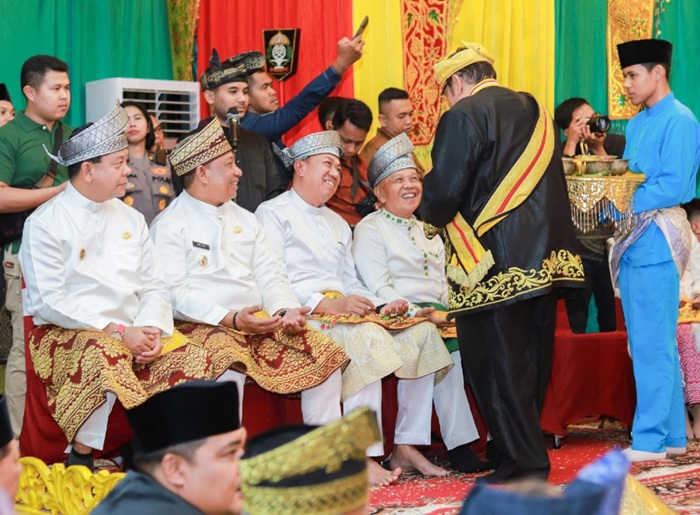Asmar dan Muzamil Ikuti Proses Tepuk Tepung Tawar LAM Riau 