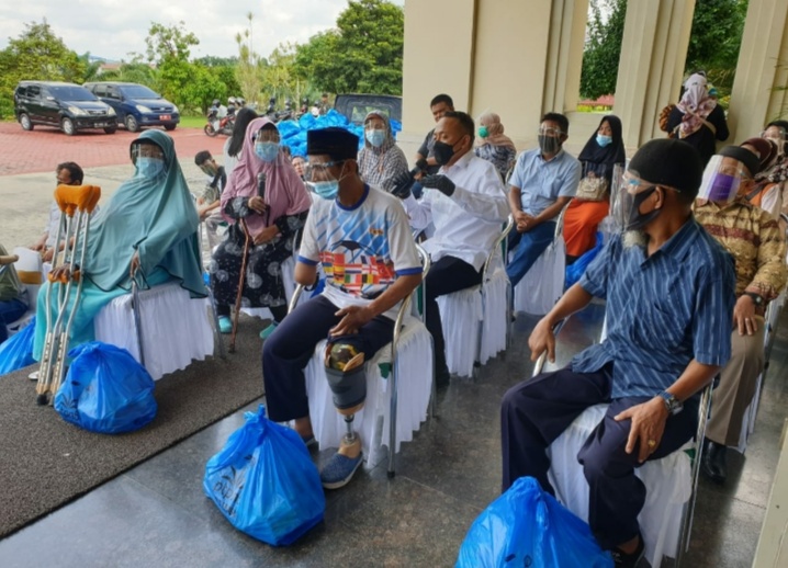 PTPN V Salurkan 2.000 Paket Sembako Lebaran