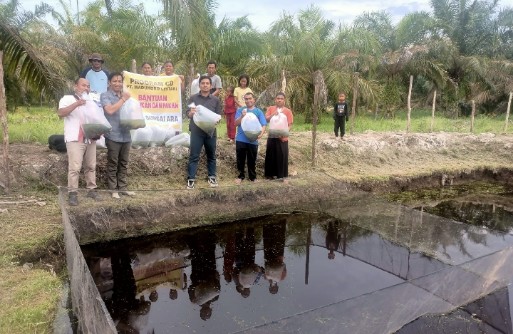 PT. Madukoro Lestari Serahkan Bibit Ikan dan Pakan Untuk Kelompok Budidaya Family Mandiri