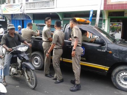 Satpol PP Rohil Bersihkan PKL Buah