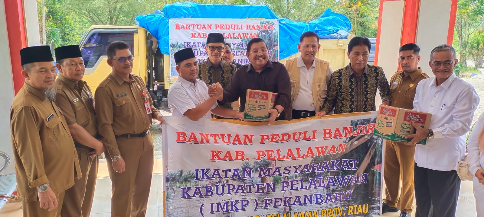 IMKP dan Ikatan Alumni ASN Pelalawan Serahkan Bansos Untuk Masyarakat Pelalawan Terdampak Banjir