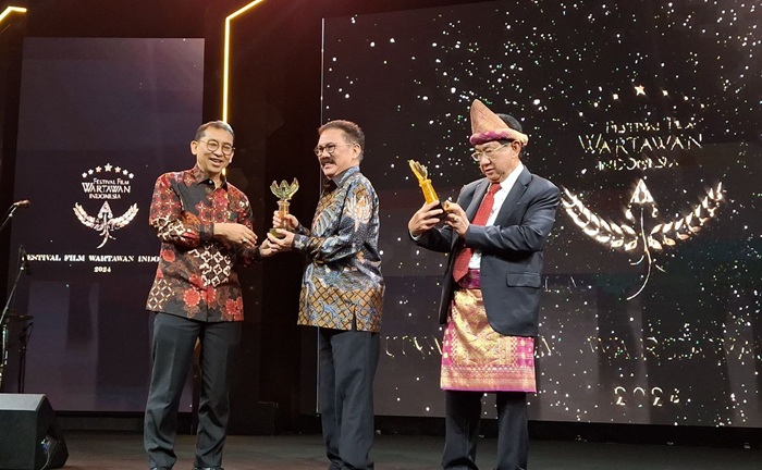 Ilham Bintang Raih Award FFWI 2024, Ketum PWI Pusat Serahkan Piala Gunungan Film 
