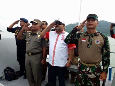 Kibarkan Bendera Raksasa di Karimun Anak, Bupati Pimpin Upacara diatas Kapal