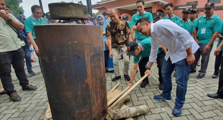PTPN V Dukung Peningkatan Nilai Tambah Limbah Sawit Menjadi Arang Briket