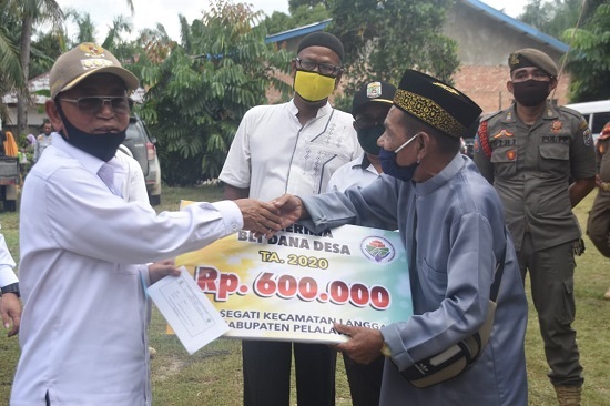 Bupati Pelalawan Serahkan Bantuan Langsung Tunai (BLT) Di Desa Segati 