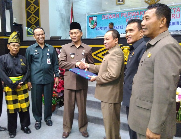 DPRD Bersama Pemerintah Sahkan Ranperda LAMR Kota Pekanbaru