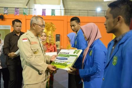 Serahkan Bantuan Pendidikan, Gubri Inginkan Ribuan Mahasiswa UIR Bisa Menjadi Pengusaha
