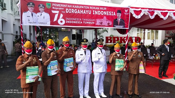 Bupati Pimpin HUT Ke-76 RI di Halaman BPKAD Rohil