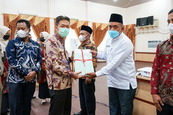 Masyarakat Rohil Terima 1400 Sertifikat Tanah Gratis
