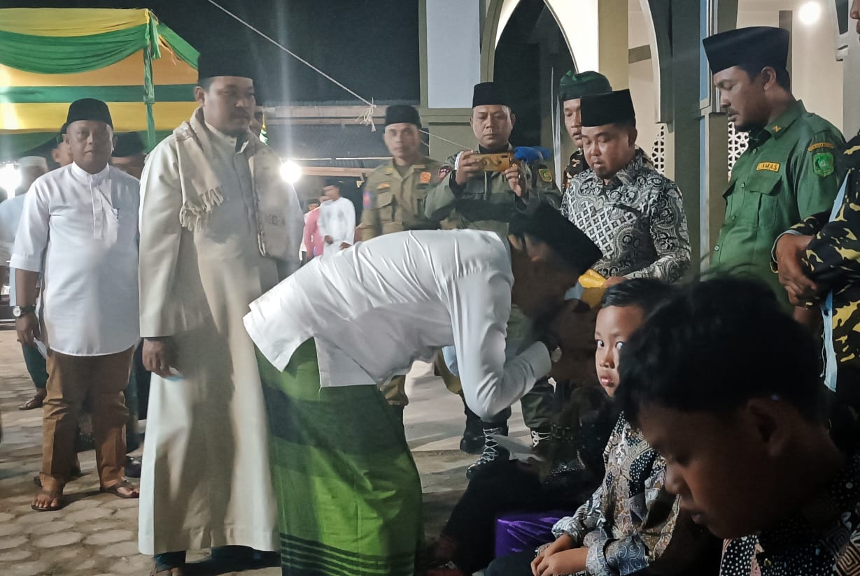 Hadiri Tablig Akbar, Bupati Adil Santuni Anak Yatim di Desa Mantiasa