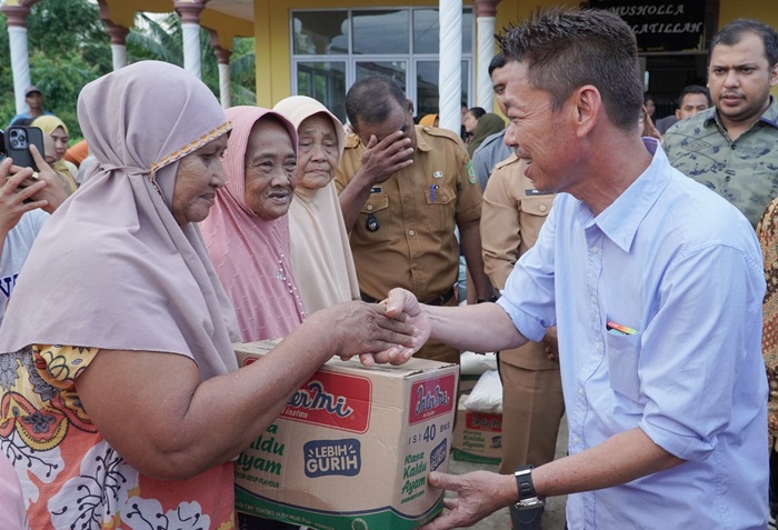 Bupati Rohil Serahkan Bantuan Untuk Warga Bagan Jawa Terdampak Banjir 