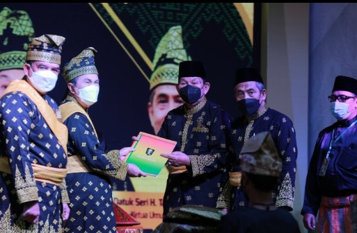 Datuk Setia Amanah Kukuhkan Pimpinan LAMR, Ini Pesan Gubernur Riau