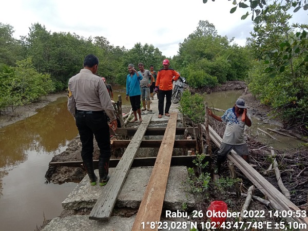Bhabinkamtibmas Desa Kedabu Rapat Bersama Masyarakat Perbaiki Jembatan Rusak 