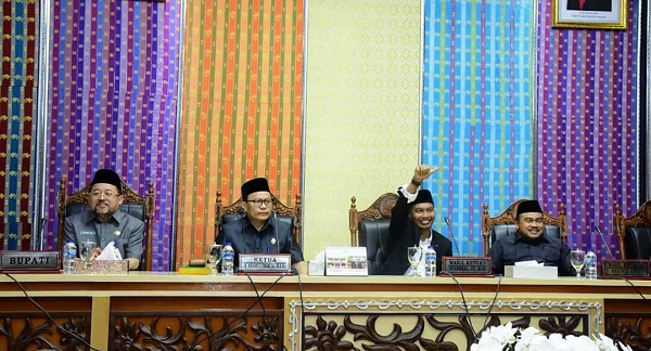 Sekda Bengkalis Sampaikan Jawaban Terhadap Pandangan Fraksi Dua Ranperda