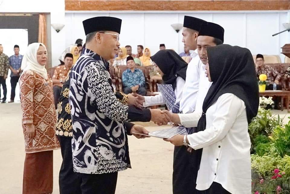 Gubernur Serahkan SK Pengangkatan Dan Pembekalan CPNS Pemprov Bengkulu