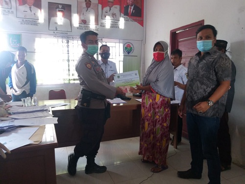  Terapkan Prokes Covid-19, Polsek Rantau Kopar Salurkan BLT di Sekapas