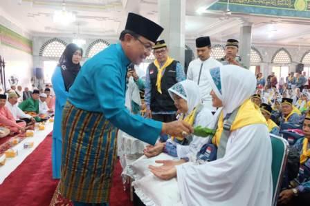 Bupati Lepas Keberangkatan 445 JCH Asal Inhil Kloter 3 Embarkasi Batam