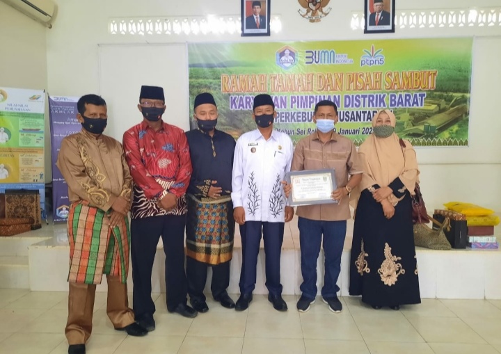 Akhir Masa Jabatan,  Manager Rokan Terima Penghargaan dari Pemdes Ngaso  