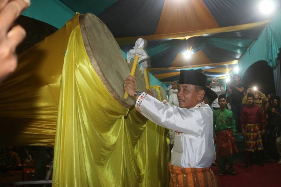 Takbir Berkumandan,Bupati Harris Lepas Pawai Idul Fitri 1438 H.