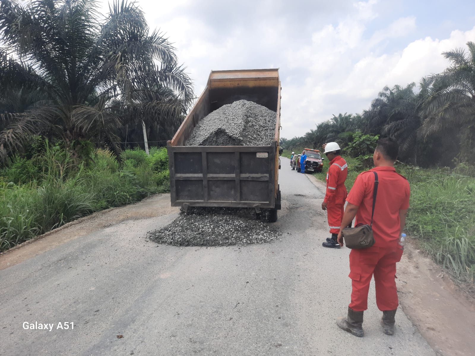 EMP Bentu Ltd Perbaiki Jalan Poros Langgam - Lubuk Ogong