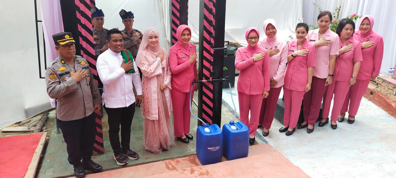 Ketua Bhayangkari Riau Resmikan Sumur Air Bersih dan Bak Penampungan di Pelalawan