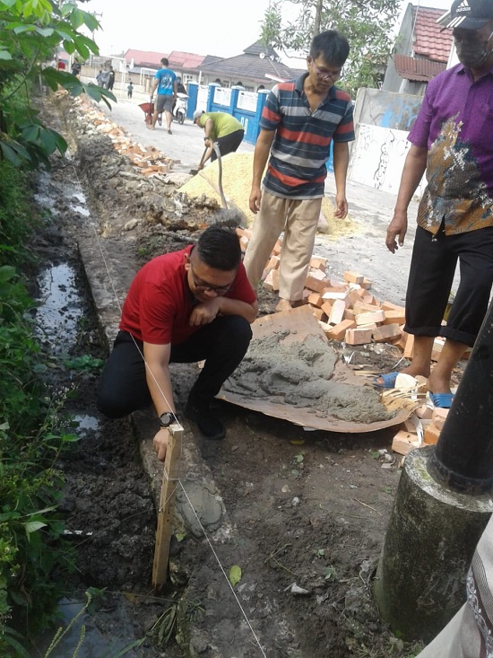 Secara Swadaya, Warga Perum GBA 3 Sidomulyo Barat Bangun Tembok Parit Antisipasi Banjir