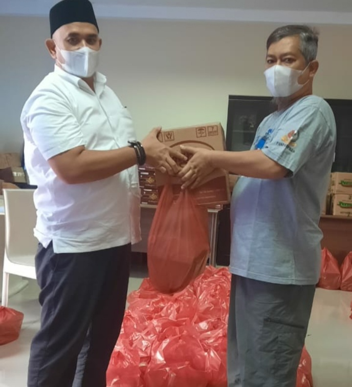 PWI Riau Bagikan 500 Bingkisan Lebaran ke Wartawan