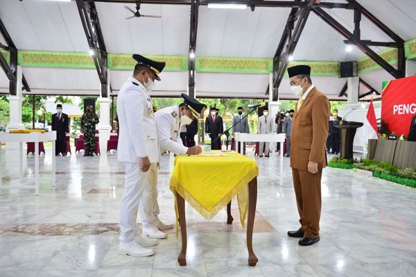 Gubernur Riau Resmi Lantik Zukri-Nasaruddin Bupati Pelalawan 