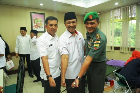  Pelantikan PMI Pekanbaru Kumpulkan Seratus Kantong Darah 