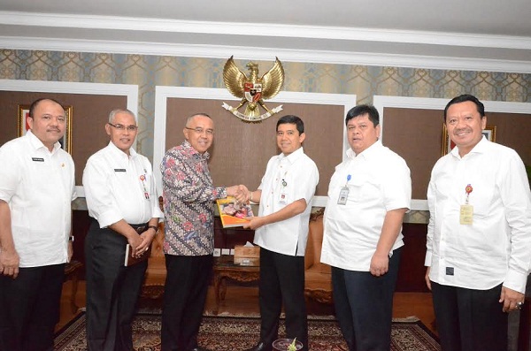 Plt Gubernur Riau Serahkan LAKIP Provinsi Riau Tahun 2015 kepada Menpan RB RI    