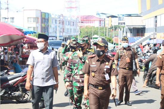 Wagub Dedy  Tinjau Penegakan Protokol Kesehatan dan Bagikan 1000 Masker Gratis