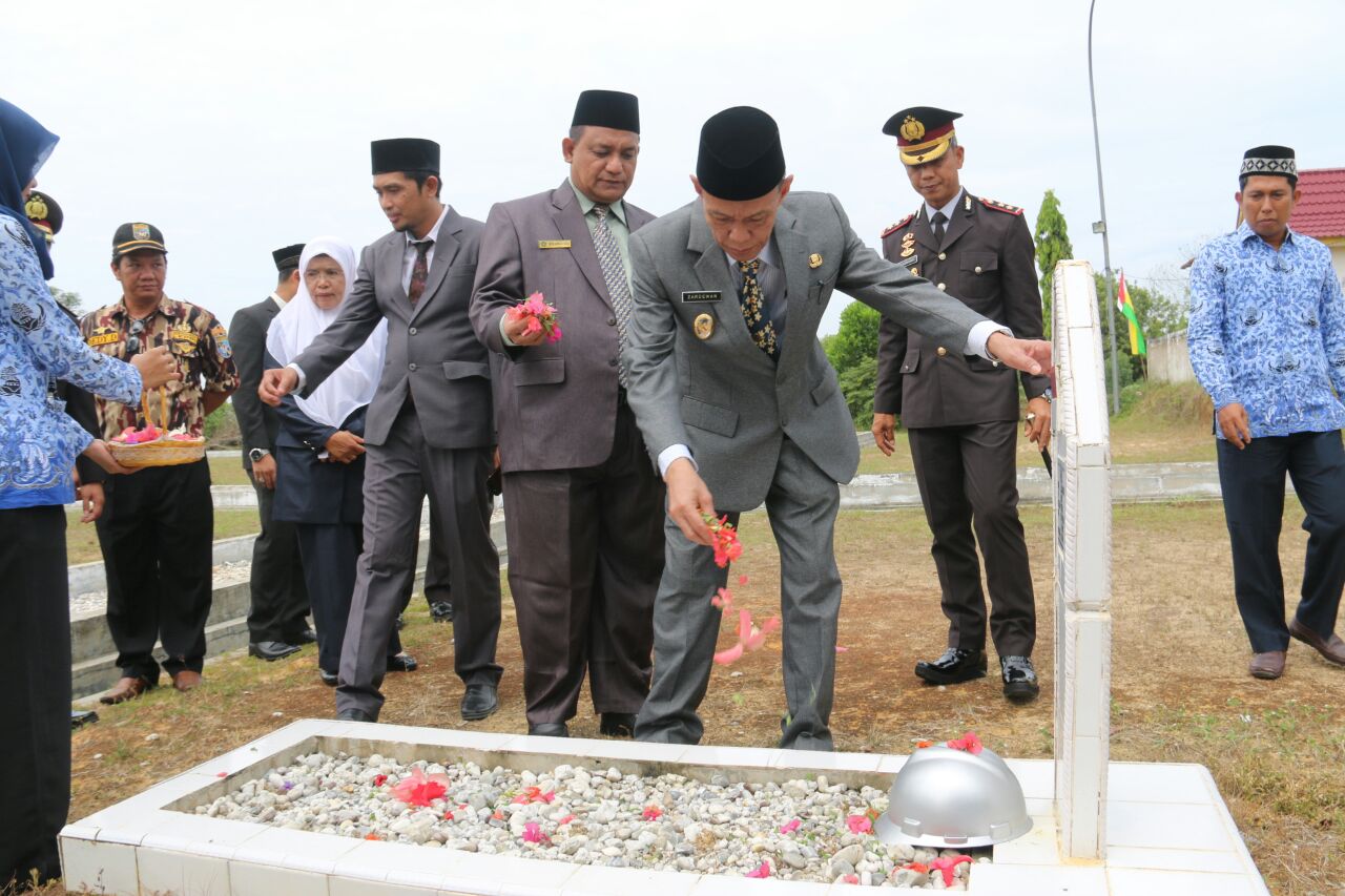 Peringatan Hari Pahlawan, Pemkab Pelalawan Hikmat Melaksanakan Upacara
