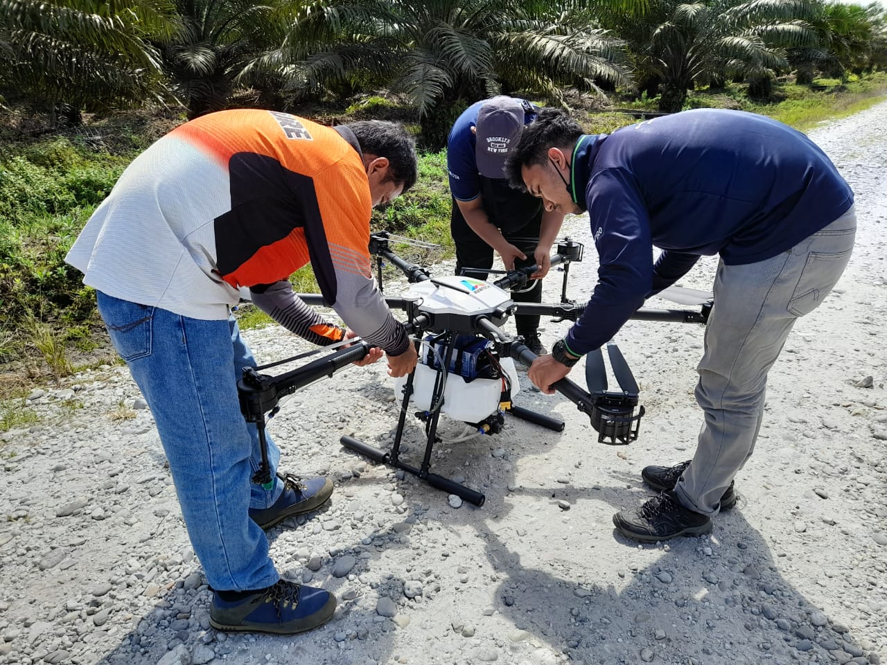 Untuk Mengoptimalkan Produk, PTPN V Manfaatkan Drone Kendalikan OPT Serta Pemupukan