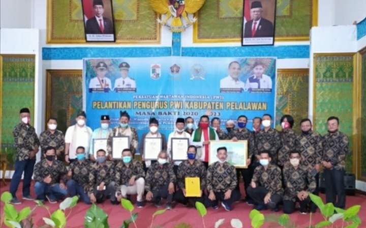 Pelantikan PWI Pelalawan Dihadiri Empat Bupati, Ketua PWI Riau Ingatkan Pengurus Taat UU Pers