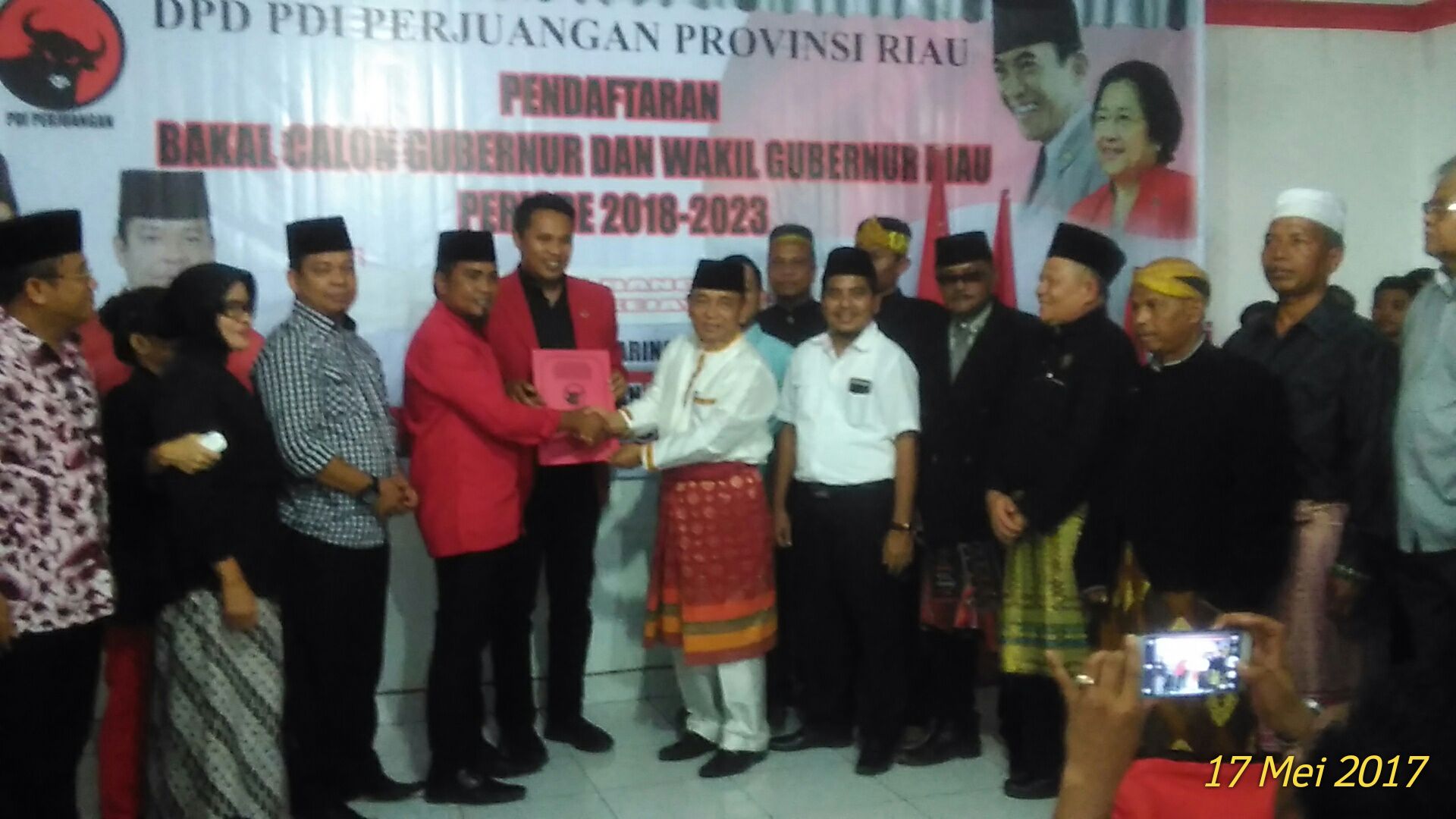 Diantar Pemuka Masyarakat, HM Harris Mendaftar ke PDI-P  Balon Gubernur Riau Periode 2018-2023