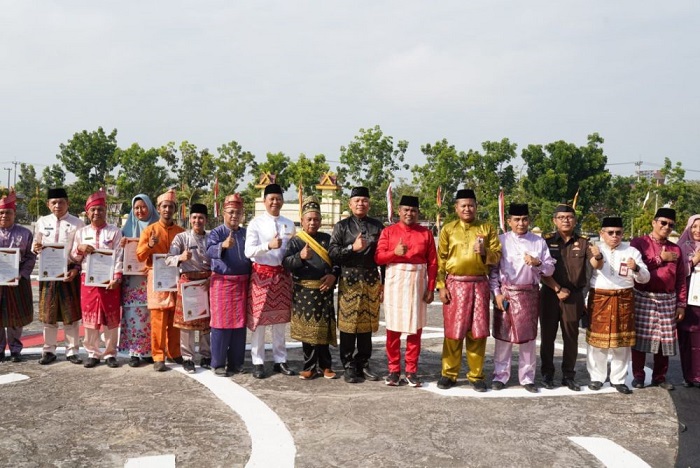Bupati Pelalawan Serahkan Penghargaan untuk Pemenang Inovasi Daerah Kabupaten Pelalawan Tahun 2023
