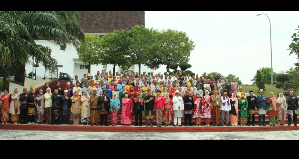 Ragam Pakaian Tradisional Nusantara Semarakkan HUT RI PTPN V