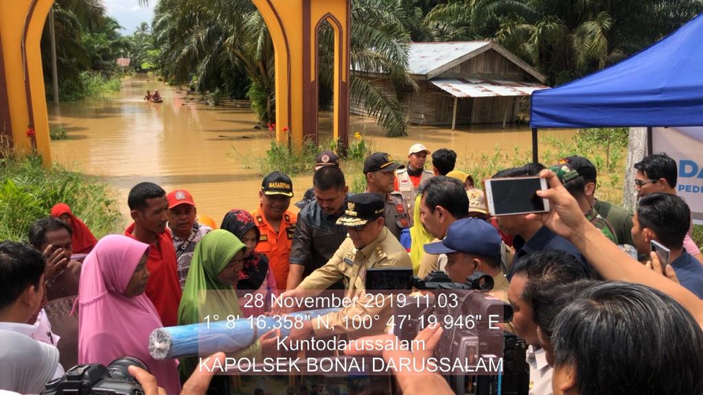 Wagubri Tinjau Korban Banjir di Kecamatan Bonai Darussalam