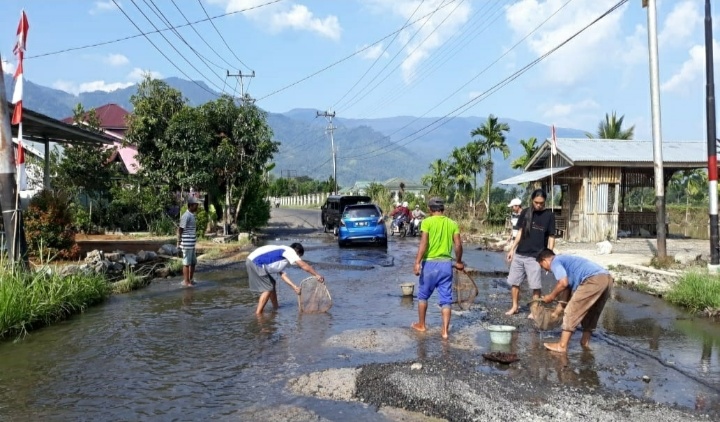 Begini Cara Warga Desa Suka Bumi Protes Warga Jalan Rusak