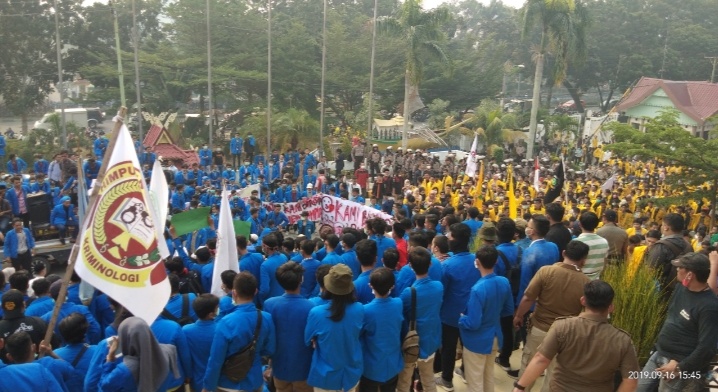 Ribuan Mahasiswa Serbu DPRD Riau.
