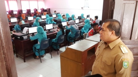 Pastikan Kelancarana UN, Bupati H Yopi Arianto Tinjau Sejumlah Sekolah