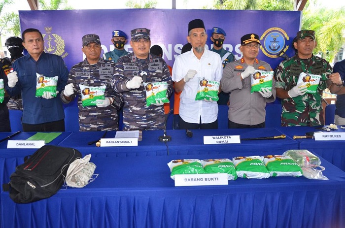 TNI AL Lanal Dumai Amankan 14 Kg Sabu-sabu Dari Pompong Tanpa Tama