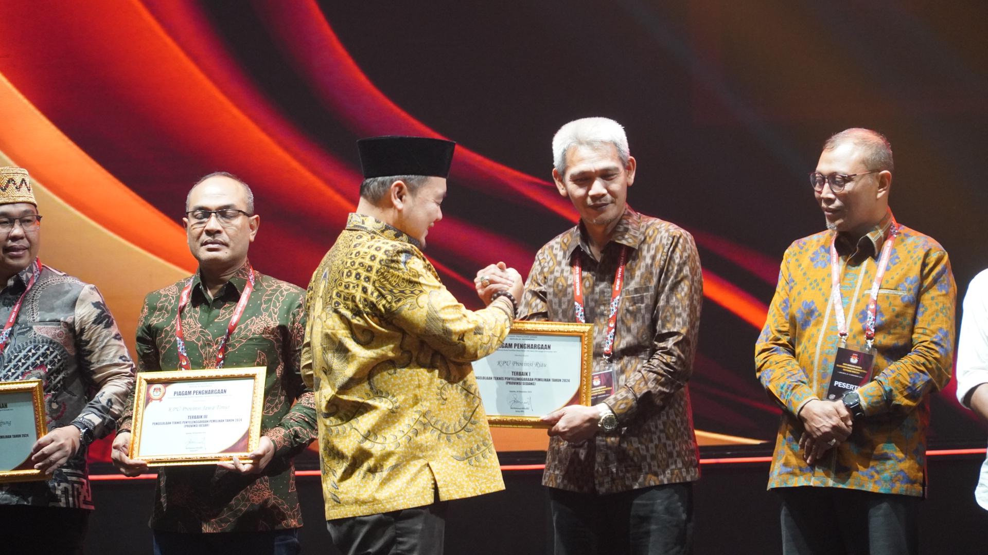 KPU Riau Terima Lagi Penghargaan Terbaik 1 Dari KPU RI