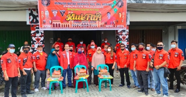 Pemuda Batak Bersatu Pangkalan Kerinci Bagikan Paket Sembako Kepada Masyarakat