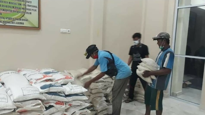 Bantu Warga Bandul, Bupati Meranti Salurkan Tujuh Ton Beras