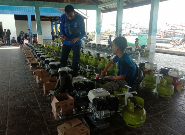DKP Kota Bengkulu Kembali Membagikan Bantuan Mesin Kapal BBG Kepada Nelayan.