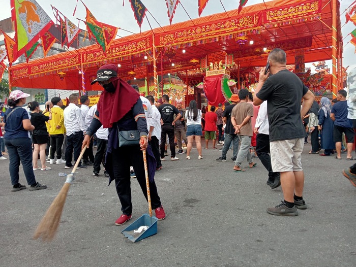 Saat 600 Petugas Dikerahkan Jaga Kebersihan  Selama Ritual Bakar Tongkang 
