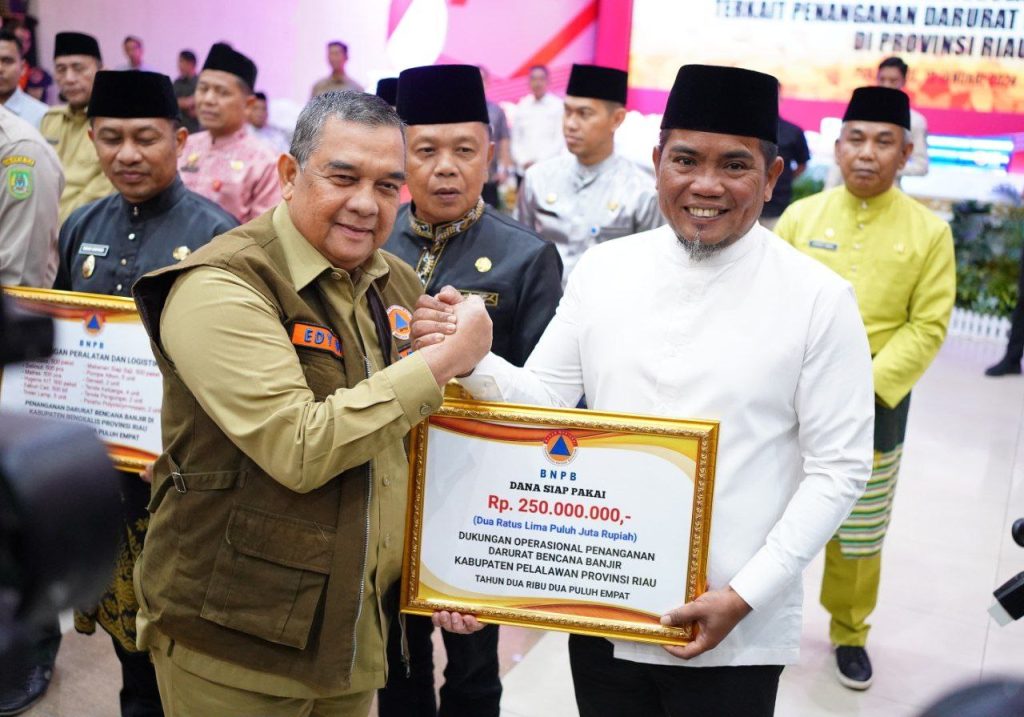Diserahkan Gubernur Riau, Pemkab Pelalawan Terima DSP dari BNPB Rp250 Juta