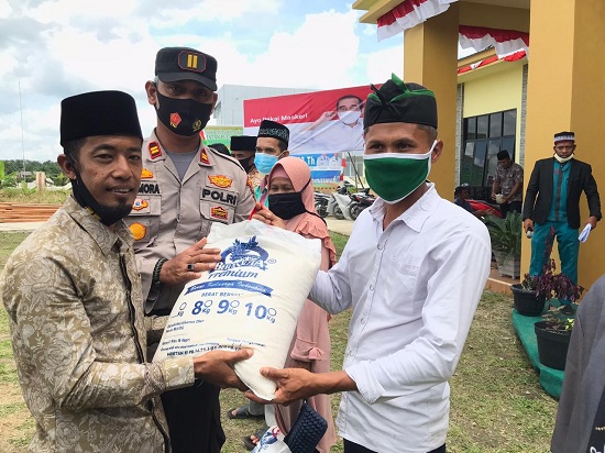 Polsek Tebingtinggi Barat Salurkan Bantuan 1,1 Ton Beras Kepada Masyarakat 