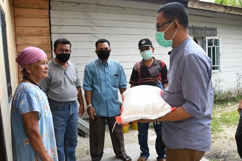 Sempena Hrdiknas di Tengah Covid-19, Disdik Bengkalis Salurkan Bantuan Kepada Masyarakat